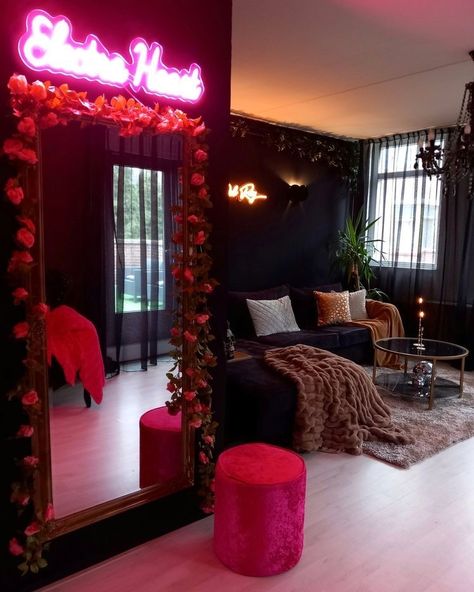 Stylish Bathroom Decor, Cozy Salon Decor, Black Vintage Bedroom Ideas, Luxury Colorful Living Room, Maximalist Decor Living Room Vintage, Edgy Maximalist Decor, House Decor Themes Interior Design, Small Apartment Accent Wall, Pink And Red Room Aesthetic