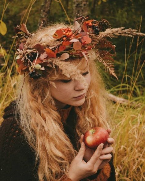 Autumn Fae, Historical Outfits, Wiccan Sabbats, Forest Fashion, Sweet Apples, Autumn Witch, Crown Aesthetic, Honey Pie, Autumnal Equinox