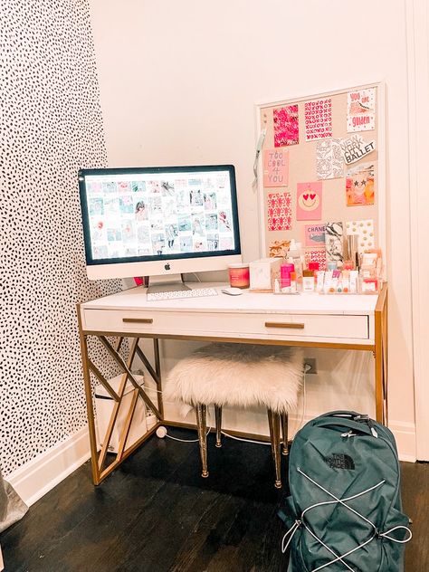 preppy desk decor inspo Preppy Study Room, Preppy Room Desks, Preppy Bedroom Desks, Preppy Tv Room, Grey Preppy Room, Preppy Desk Vanity, Preppy Country Room Ideas, Preppy Country Bedroom, Preppy Desk Area