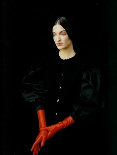 Fine Art Portraiture, Robert Mapplethorpe, Woman In Black, Red Gloves, Foto Art, Jolie Photo, Creative Portraits, 인물 사진, Fashion Editorial