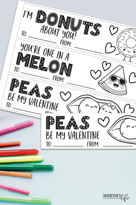 This year your kids can gift these fun Valentine's Day Bookmark Printable to all of their friends, and even family! A perfect way to add some fun to their party at school, your gift at the breakfast table, or just to keep them busy on a rainy afternoon.  Color in these cute printable bookmarks and give to others this Valentine's Day! Foldable Valentines Day Cards To Color, Valentines Day Bookmarks Free Printable, Printable Valentine Bookmarks, Crafts For Families, Valentine Bookmarks, February Kindergarten, Vday Crafts, Valentines Day Crafts For Kids, Reading Week