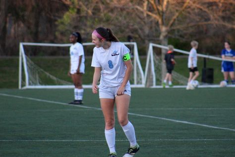 #futbol #soccer #captain #sport Soccer Captain, Girl Captain, Girls Soccer Team, Tenth Grade, Soccer Uniforms, Girl Movies, Girls Soccer, Sophomore Year, Soccer Girl