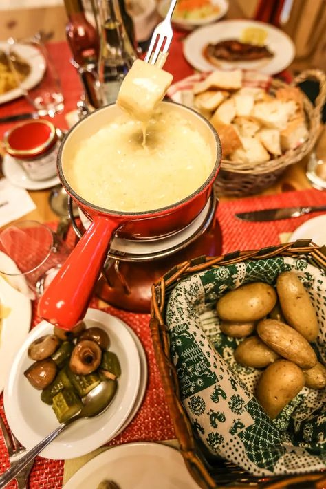 Swiss Fondue, Swiss Cuisine, Swiss Recipes, Fondue Party, Hot Cheese, Fondue Recipes, French Dishes, Gooey Cheese, Cheese Serving