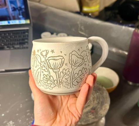 Sgraffito Designs Easy, Scraffito Designs Simple, Sgraffito Ideas, Sgraffito Designs, Ceramics Projects, Sgraffito, Pottery Ideas, Clay Projects, Simple Designs