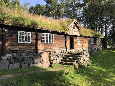 Norwegian Architecture Traditional, Old Norwegian House, Traditional Norwegian House, Norwegian House Exterior, Norwegian Houses, Norwegian Farmhouse, Modern Log House, Western Norway, Norwegian Culture