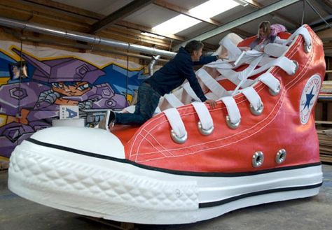 Converse Tennis Shoes, Diy Sneakers, Red Converse, Guinness World Records, Sneaker Art, Shoes Too Big, Converse Chuck Taylor All Star, World Records, Converse High Tops