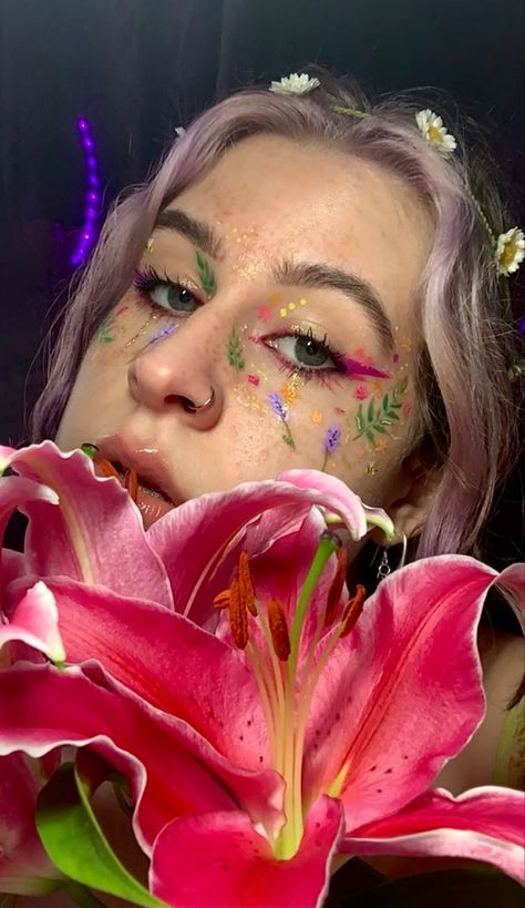 Spring Makeup Looks Creative, Mushroom Eyeliner, Flower Liner Makeup, Flower Eyeliner Black, Pink Flower Makeup Looks, Flower Elf Makeup, Flower Eye Makeup, Flower Eyeliner, Purple Flower Makeup Looks