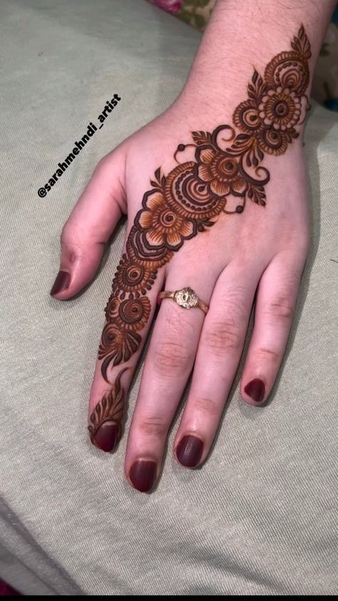 Henna Crown, Elegant Henna, Crown Tattoos, Simple Mehandi, Beautiful Mehndi Designs, Legs Mehndi, Short Mehndi Design, Modern Mehndi, Front Mehndi Design