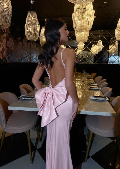 Pink Dress With Bow In The Back, Prom Dress Bow Back, Dress With Bow In The Back Prom, Bow Pink Dress, Pink Maxi Dress Formal, Maxi Dress With Bow, Pink Bow Prom Dress, Elegant Pink Dresses, Pink Dress With Bow On Back