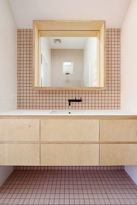 Gallery of High House / Dan Gayfer Design - 17 Drømme Bad, Bad Inspiration, Pink Tiles, Ideas Hogar, Pink Bathroom, Square Tile, Blue Tiles, Design Geometric, Bathroom Inspiration