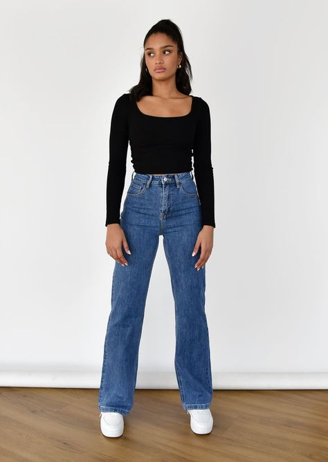 Dark Wash Ripped Jeans Outfits, Dark Jeans Outfit Ideas, Straight Fit Jeans Outfit Ideas, Dark Blue Straight Leg Jeans Outfit, Straight Leg Blue Jeans Outfit, Dark Mom Jeans Outfit, Dark Wash Straight Leg Jeans Outfit, Dark Blue Mom Jeans Outfit, Dark Blue Straight Jeans Outfit