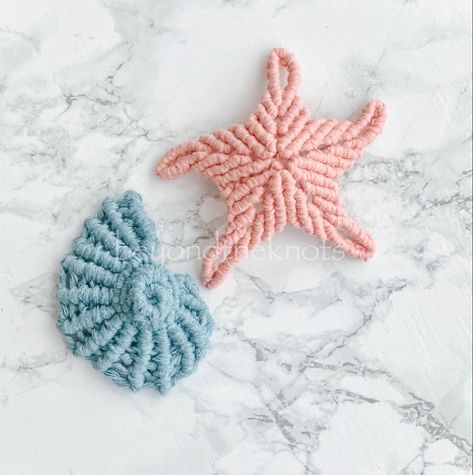 #macrame #girlsroom #mermaidvibes #seashell #starfish #underthesea #handcrafted #fiberart #macrameartist #mermaidlife #coral #shells #ocean Macrame Seashell Tutorial, Macrame Seashell, Macrame Sea, Macrame Beach, Macrame Accessories, Macrame Dream Catcher, Macrame Home Decor, Making Stuff, From Beyond