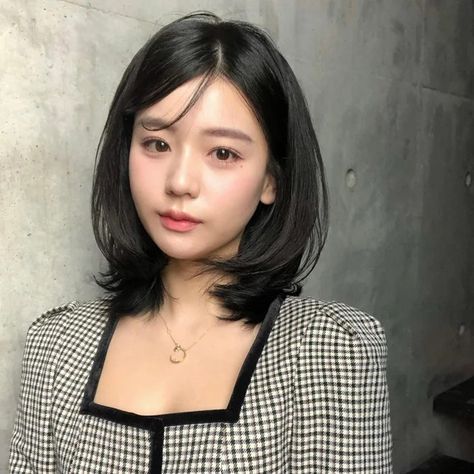 Layered Hair Neck Length, Shoulder Length Haircuts No Bangs, Short Hair Medium Shoulder Length, Short Hair Layered For Round Face, Korean Short Hair For Long Face, Short Layered Haircuts With Bangs Korean, Short Hair For Long Neck, Hairstyle For Neck Length Hair, Medium Round Face Haircut