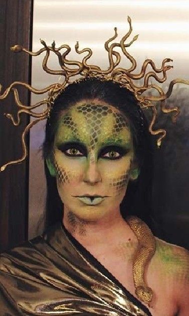 Bold Halloween Makeup, Snake Face Paint, Medusa Makeup, Dragon Makeup, Halloween Pumpkin Crafts, Medusa Costume, Face Art Makeup, Theatrical Makeup, Halloween Makeup Inspiration