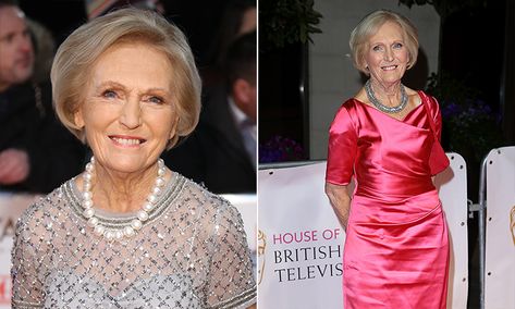 Mary Berry is somewhat of an icon in the UK: the Queen of baking and all things cake. So... Mary Berry Christmas Cake, Mary Berry Recipes, Mary Berry Christmas, Mary Berry Cooks, Yorkshire Pudding Recipes, Stew And Dumplings, Coffee And Walnut Cake, Mary Berry Recipe, Cold Cake