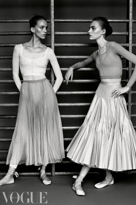 C¡¯est Magnifique! Dior Shares Ballet Dance Lessons Online Fran Summers, Rebecca Leigh, Ballet Inspired Fashion, Ballet Lessons, Alasdair Mclellan, Ballet Clothes, Classical Ballet, Ballet Photography, Ballet Fashion