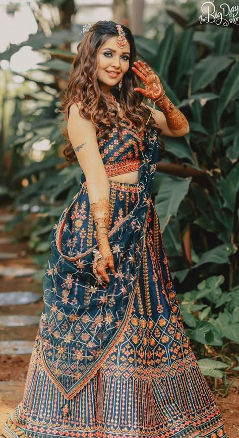 Mehindi Poses, Mehendi Ceremony Outfit, Mehndi Poses For Bride, Mehndi Portrait, Dresses For Mehndi Function, Mehandi Shoot, Mehandi Poses, Mehendi Pose, Mehendi Outfit Ideas