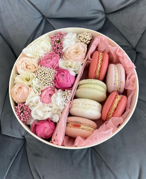 Charcuterie Board Fun, Valentines Day Goodies, Macaroon Box, Dulang Hantaran, Fruit Platter Designs, Cake Rolls, Macaroon Recipes, Floral Business, Number Cake