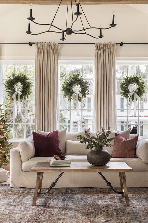 Beautiful Holiday Home Tours to Inspire your Christmas Decor. #Christmasdecor #ChristmasHomeDecor #ChristmasDecorInspiration #TraditionalChristmasDecor #HolidayHome #HolidayHomeDecor #HolidayHomeTour Christmas Living Room, Christmas Decor Inspiration, Christmas Living Rooms, Romantic Things, Christmas Window, Living Room Inspiration, Decoration Design, 인테리어 디자인, Window Decor