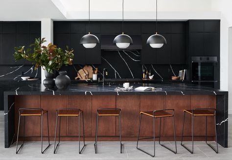 A Celebrity Designer’s 4 Rules for Designing a High-Contrast Kitchen Kichen Design, All Black Kitchen, Black Kitchen Design, Deco Kitchen, Dark House, Black Kitchen, Kitchen Trends, Black Kitchens, Kitchen Colors