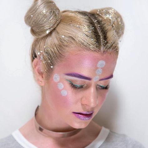 Check out this stellar glitter roots plus space buns tutorial! It makes for the perfect alien girl costume this Halloween! Space Day At School Dress Up, Alien Girl Costume, Kids Alien Costume, Girl Alien Costume, Diy Alien Costume, Space Buns Tutorial, Space Alien Costume, Alien Costume Women, Space Girl Costume