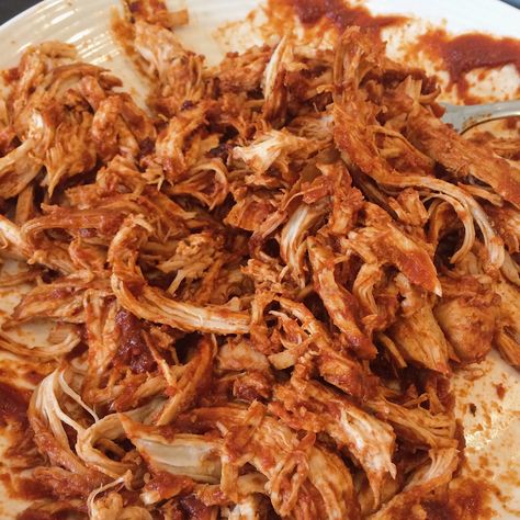 Pulled Chicken - zonder slowcooker · Thebakingbucketlist.nl Pull Chicken Recipe, Pulled Chicken Oven, Pulled Chicken Wraps, Pulled Chicken Recipe, Pulled Chicken Tacos, Pulled Chicken Recipes, Easy Shredded Chicken, Shredded Chicken Recipes, Oven Chicken