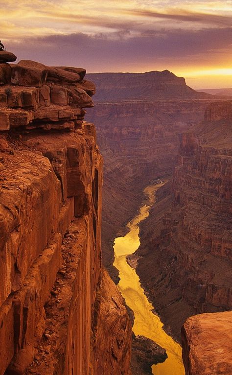 Grand Canyon Sunset, Alam Yang Indah, On The Edge, Places Around The World, Vacation Spots, The Edge, Beautiful Landscapes, Wonders Of The World, Places To See