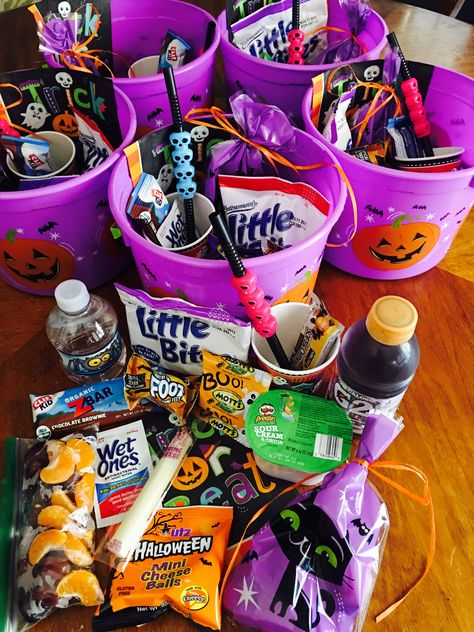 Halloween Buckets made for Soccer Snack! The girls loved them! Halloween inspired treats with some healthy choices. Halloween Snack Basket, Halloween Sports Snacks, Halloween Soccer Snacks, Boo Buckets For Kids, Halloween Soccer Snack Ideas, Halloween Buckets For Kids, Halloween Baskets For Kids, Halloween Gift Basket Ideas, Girls Halloween Birthday Party