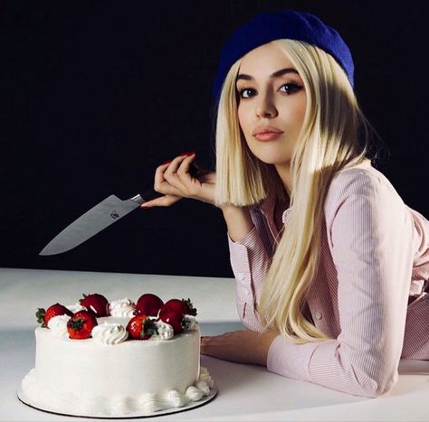 #sweet_but_psycho #photoshoot Ava Max Icon, Sweet But Physco, Max Singer, Ava Max, Icon Cute, Max On, Bebe Rexha, Famous Singers, Perfect Date