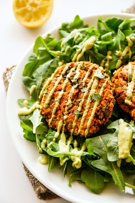 Lentil Cakes, Meals Under 400 Calories, Lentil Cake, Avocado Sauce, Vegan Sweet Potato, Idee Pasto Sano, Veggie Burger, Meatless Meals, Healthy Nutrition