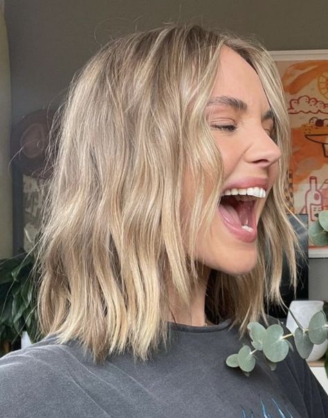 Shoulder Length Bob 2023, Short Haircuts With Long Bangs, Thick Blonde Short Hair, Short Hair Lived In Blonde, Blonde Summer Hair 2023 Short, Beach Blonde Short Hair, Short Blonde Hair With Face Framing, Aspyn Ovard Hair Brown, Light Blonde Balayage Short Hair