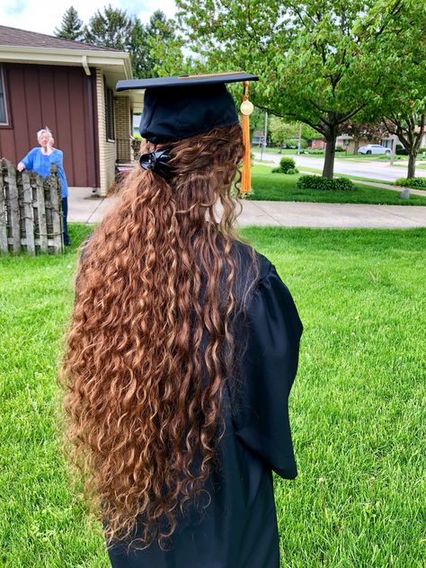 Curly Hair Ideas For Graduation, Graduation Curly Hairstyles With Cap, Curly Hair Graduation Hairstyles, Graduation Curly Hair, Curly Hair Graduation, Pentecostal Hairstyles, Girls Long Skirts, Graduation Hairstyles, Curly Girl Hairstyles