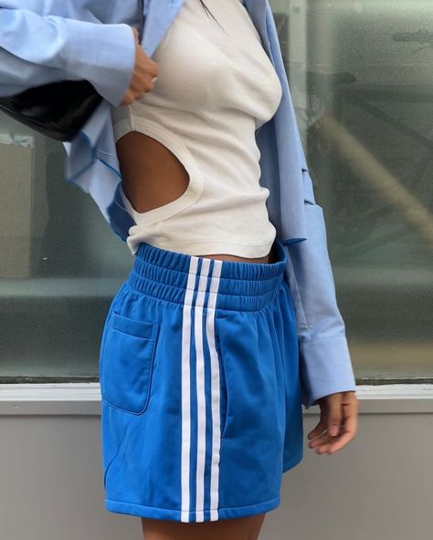 bella thomas no Instagram: “blue blue coucou” Adidas Shorts Outfit, Blue Summer Outfits, Iconic 2000s, 2000s Era, Adidas Girl, Summer Lookbook, Mode Inspo, Sporty Chic, 가을 패션