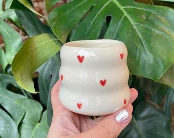 Ceramic Heart Mug, Matching Ceramic Mugs, Unique Mug Design, Clay Mugs Ideas, Ceramic Mug Ideas Handmade, Cute Pottery Mugs, Clay Mug Designs, Clay Pinch Pot Ideas, Clay Mugs Handmade