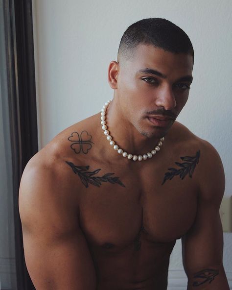 Dark Skin Tattoo, Skin Tattoo, Torso Tattoos, Tattoo Inspiration Men, Dark Skin Men, Great Body, Luz Natural, Cuban Link Chain, Game Show