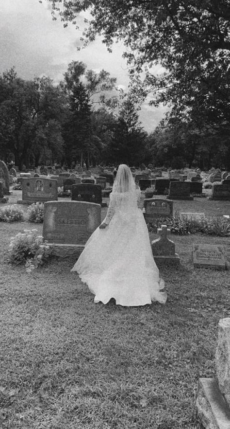 Wedding Cemetery Pictures, Cemetery Wedding Photos, Graveyard Wedding, Cemetery Wedding, Cemetery Photoshoot, Ghost Photoshoot, Cemeteries Photography, Grave Yard, Vampire Bride