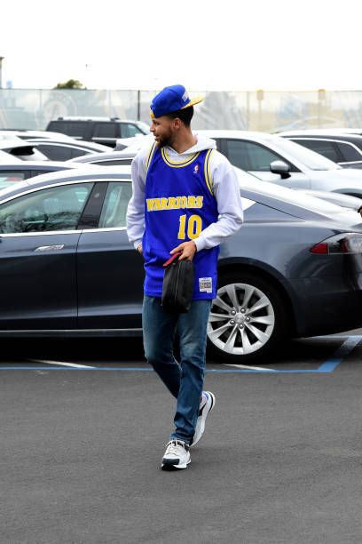 Jersey Over Hoodie Outfit Men, Jersey Over Hoodie Outfit, Jersey Over Hoodie, Stephen Curry Outfit, Nba Jersey Outfit, Basketball Jersey Outfit, Basketball Wallpapers, Nba Photos, Jersey Fashion