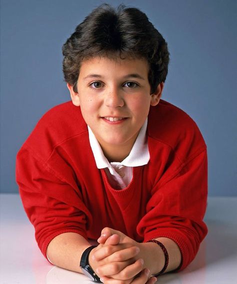 Fred Savage As everykid Kevin Arnold for six seasons on The Wonder Years, Savage became the youngest kid ever to earn both Emmy and Golden Globe nominations. Kevin Arnold, Fred Savage, The Wonder Years, Little Live Pets, Famous Kids, Wonder Years, Michael Keaton, Old Tv Shows, 80s Music