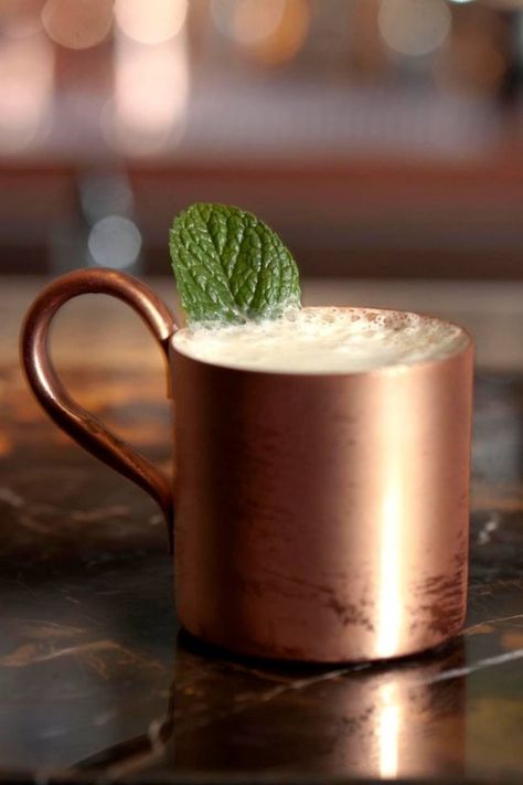 Moscow Mule brasileiro. no lightbox Moscow Mule Receita, Moscow Mule Drink, Mule Drink, Drink Photo, Kitchen Cooking, Moscow Mule, Party Drinks, Wine Drinks, Mocktails