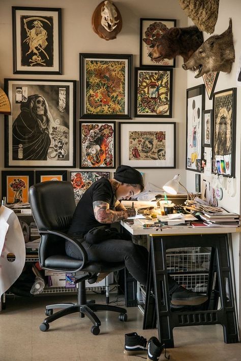 Tattoos Life, Home Art Studios, Tattoo Shop Interior, Tattoo Shop Decor, Tattoo Studio Interior, Tattoo Station, Tattoo Salon, Art Studio Space, Studio Tattoo