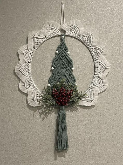 Wreath Macrame Christmas, Macrame Wreath Diy Tutorial, Christmas Macrame Wall Hangings, Christmas Macrame Wreath, Large Macrame Christmas Tree, Macrame Wreath Diy, Makramee Christmas, Macrame Wreath Tutorial, Christmas Macrame Ideas