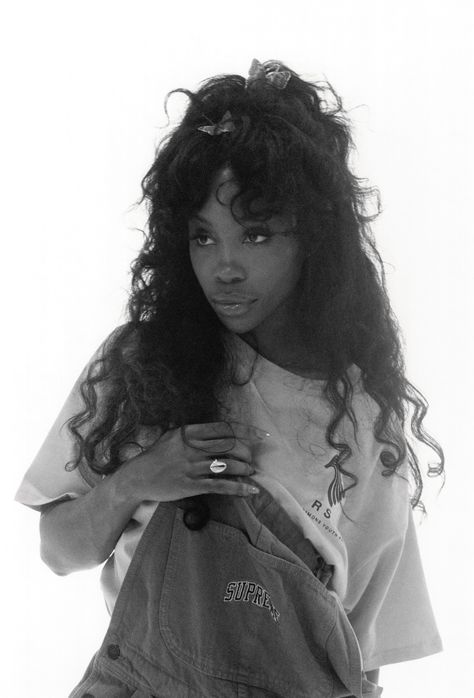 how sza became the definitive sound of 2017 - i-D Sza Singer, Natural Beauty Tips, Long Curly Hair, Dakota Johnson, White Photo, Long Curly, Black Is Beautiful, Selena Gomez, Rihanna