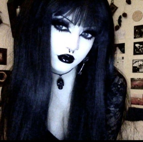 Lipstick Looks Make Up, Black Goth Hair, Goth Style Aesthetic, Goth Profile Pics, Goth Makeup Aesthetic, Hot Goth Makeup, Cute Goth Makeup, Mopey Goth, Gothic Makeup Looks