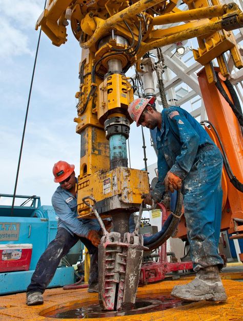 How An #OPEC Deal With Non-OPEC Nations Could Benefit The #EagleFordShale #Oil & #Gas Industry Oil Field Worker, Gas Work, Oilfield Trash, Water Well Drilling Rigs, Oil Rig Jobs, Oilfield Life, Petroleum Engineering, Texas Oil, Water Well Drilling