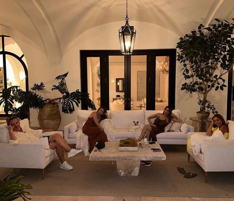 Newly-single Sofia Vegara's resort-like pool at $26m former marital home is stunning | HELLO! Sofia Vergara House Interior, Newly Single, Beverly Hills Houses, Mega Mansions, Porch Garden, Chic Living Room, Got Talent, Sofia Vergara, White Furniture