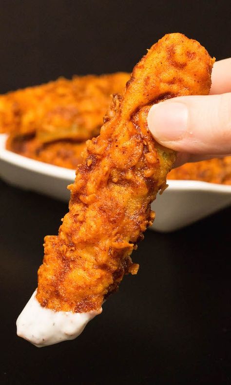 Nashville Hot Sauce, Fried Pickles Recipe, Big Chicken, Deep Fried Recipes, Spicy Appetizers, Food Bars, Nashville Hot, Fried Pickles, Football Food