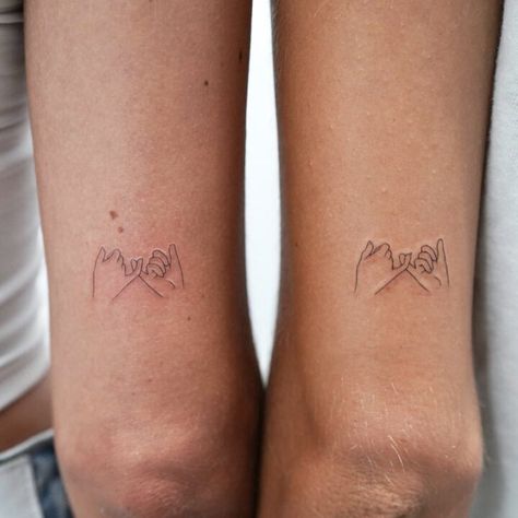 8 Tattoo Ideas For Sisters – Self Tattoo Promise Tattoo Ideas, Pinky Tattoo, Pinky Promise Tattoo, Matching Bff Tattoos, Maching Tattoos, Promise Tattoo, Twin Tattoos, Matching Friend Tattoos, Cute Matching Tattoos