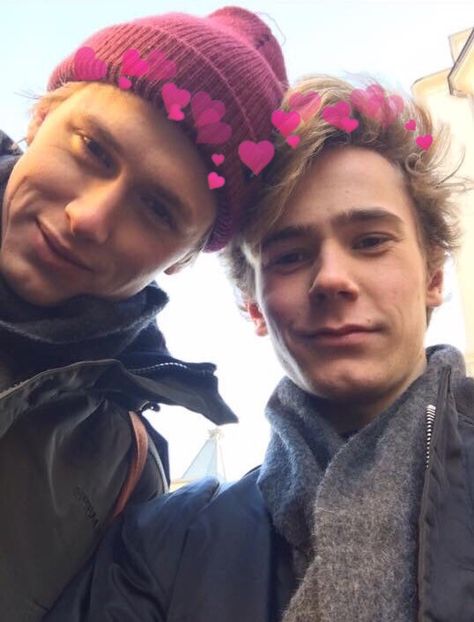 Isak and Even with hearts Even And Isak, Skam Aesthetic, Noora And William, Evak Skam, Isak & Even, Tromso, Young Men, Gay Love, Best Shows Ever