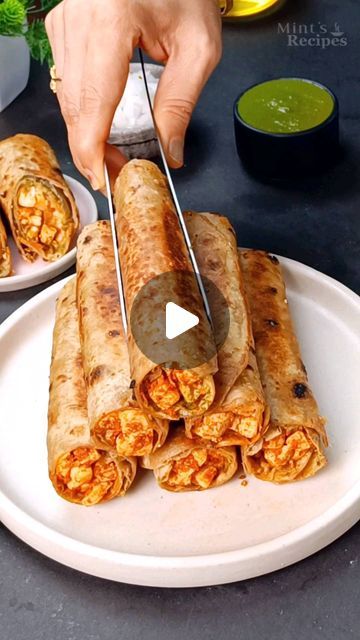 Veg Roti Roll Recipe, Chapathi Roll Recipes, Roti Roll Recipe, Paneer Roll Wraps, Veg Roll Recipe, Easy Veg Snacks, Paneer Wrap Recipes, Paneer Roll Recipe, Paneer Roll