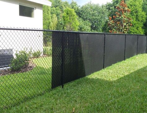 Chain link fence privacy slats - A backyard fence helps keep dogs and children, while holding everything else out. Chain link fencing is a popular type of Chain Link Fence Ideas, Privacy Slats, Chain Link Fence Privacy, Black Chain Link Fence, Fence Weaving, Chain Fence, Chain Link Fencing, Diy Privacy Screen, Privacy Ideas